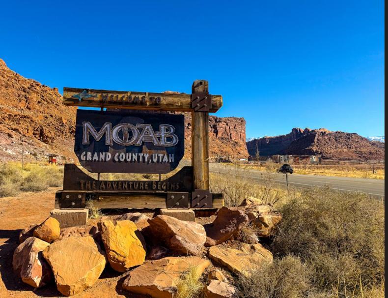 Wolfe'S Moab, Adult Only Hotel Exterior photo